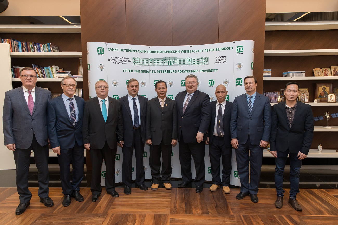 Hiệu trưởng Đại học Bình Dương B32I6833