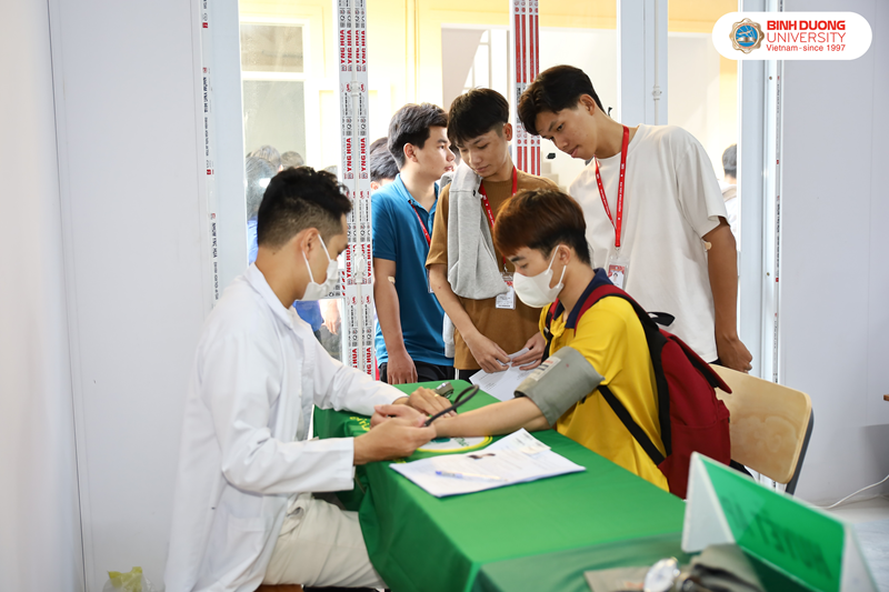 sinh vien k28 kham suc khoe (4)